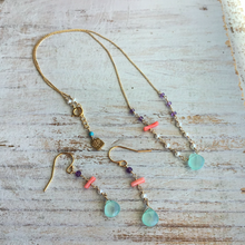 画像をギャラリービューアに読み込む, 染カルセドニー(ライトブルー)と深海珊瑚のピアス