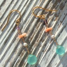 画像をギャラリービューアに読み込む, 染カルセドニー(ライトブルー)と深海珊瑚のピアス