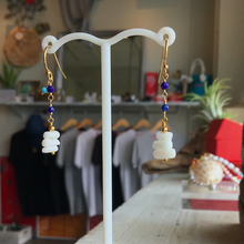 画像をギャラリービューアに読み込む, 白珊瑚とラピスラズリのショートピアス