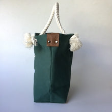 画像をギャラリービューアに読み込む, BRANCHES オリジナル　トートバッグМ　＊珊瑚刺繍入り＊濃グリーン(白刺繍、白紐）
