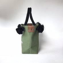 画像をギャラリービューアに読み込む, BRANCHES オリジナル　トートバッグ　＊珊瑚刺繍入り＊エバーグリーン(白刺繍、黒紐)
