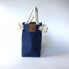 画像をギャラリービューアに読み込む, BRANCHES オリジナル　トートバッグS　＊珊瑚刺繍入り＊フラワーブルー（グレー刺繍、白紐）
