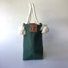 画像をギャラリービューアに読み込む, BRANCHES オリジナル　トートバッグS　＊珊瑚刺繍入り＊濃グリーン（青刺繍、白紐）
