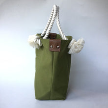 画像をギャラリービューアに読み込む, BRANCHES オリジナル　トートバッグМ　＊珊瑚刺繍入り＊ライトモス(白刺繍、白紐）
