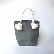 画像をギャラリービューアに読み込む, BRANCHES オリジナル　トートバッグ　＊珊瑚刺繍入り＊グレー（赤刺繍、白紐）
