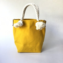 画像をギャラリービューアに読み込む, BRANCHES オリジナル　トートバッグS　＊珊瑚刺繍入り＊マスタード（白刺繍、白紐）
