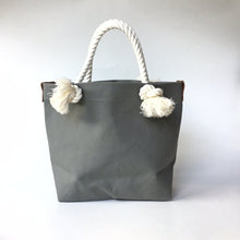 画像をギャラリービューアに読み込む, BRANCHES オリジナル　トートバッグМ　＊珊瑚刺繍入り＊グレー(白刺繍、白紐）
