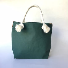 画像をギャラリービューアに読み込む, BRANCHES オリジナル　トートバッグМ　＊珊瑚刺繍入り＊濃グリーン(白刺繍、白紐）
