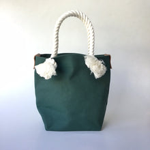 画像をギャラリービューアに読み込む, BRANCHES オリジナル　トートバッグS　＊珊瑚刺繍入り＊濃グリーン（青刺繍、白紐）
