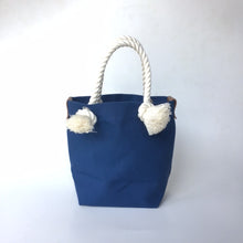 画像をギャラリービューアに読み込む, BRANCHES オリジナル　トートバッグ　＊珊瑚刺繍入り＊インディゴ(白刺繍、白紐）
