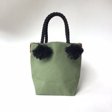 画像をギャラリービューアに読み込む, BRANCHES オリジナル　トートバッグ　＊珊瑚刺繍入り＊エバーグリーン(白刺繍、黒紐)
