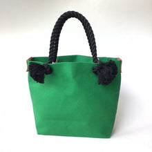 画像をギャラリービューアに読み込む, BRANCHES オリジナル　トートバッグМ　＊珊瑚刺繍入り＊モスグリーン(白刺繍、黒紐）
