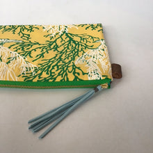 画像をギャラリービューアに読み込む, ポーチ　Mサイズ　＊珊瑚柄（イエロー）
