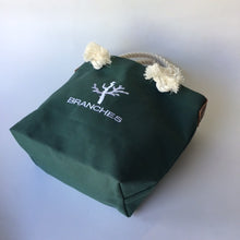 画像をギャラリービューアに読み込む, BRANCHES オリジナル　トートバッグМ　＊珊瑚刺繍入り＊濃グリーン(白刺繍、白紐）
