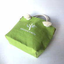 画像をギャラリービューアに読み込む, BRANCHES オリジナル　トートバッグМ　＊珊瑚刺繍入り＊グラスグリーン（白刺繍、白紐）
