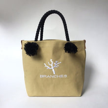 画像をギャラリービューアに読み込む, BRANCHES オリジナル　トートバッグМ　＊珊瑚刺繍入り＊サンドベージュ(白刺繍、黒紐)
