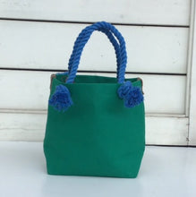 画像をギャラリービューアに読み込む, BRANCHES オリジナル　トートバッグМ　＊珊瑚刺繍入り＊グリーン（白刺繍、青紐）
