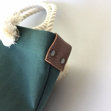 画像をギャラリービューアに読み込む, BRANCHES オリジナル　トートバッグМ　＊珊瑚刺繍入り＊濃グリーン(白刺繍、白紐）
