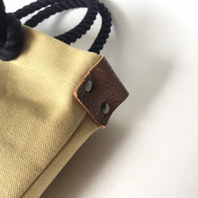 画像をギャラリービューアに読み込む, BRANCHES オリジナル　トートバッグМ　＊珊瑚刺繍入り＊サンドベージュ(白刺繍、黒紐)
