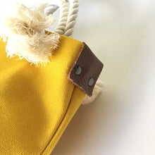 画像をギャラリービューアに読み込む, BRANCHES オリジナル　トートバッグS　＊珊瑚刺繍入り＊マスタード（白刺繍、白紐）
