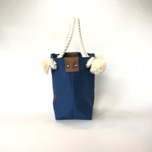 画像をギャラリービューアに読み込む, BRANCHES オリジナル　トートバッグ　＊珊瑚刺繍入り＊インディゴ(赤刺繍、白紐）
