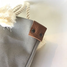 画像をギャラリービューアに読み込む, BRANCHES オリジナル　トートバッグМ　＊珊瑚刺繍入り＊グレー(白刺繍、白紐）
