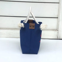 画像をギャラリービューアに読み込む, BRANCHES オリジナル　トートバッグМ　＊珊瑚刺繍入り＊フラワーブルー（赤刺繍、白紐）
