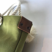 画像をギャラリービューアに読み込む, BRANCHES オリジナル　トートバッグМ　＊珊瑚刺繍入り＊ライトモス(白刺繍、白紐）
