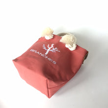 画像をギャラリービューアに読み込む, BRANCHES オリジナル　トートバッグ　＊珊瑚刺繍入り＊カラクレナイ(白刺繍、白紐）
