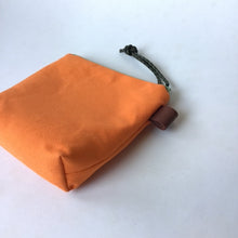 画像をギャラリービューアに読み込む, 珊瑚ロゴ刺繍ポーチ　Sサイズ(オレンジ)　
