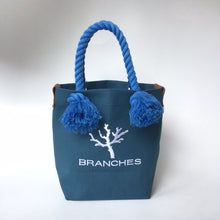 画像をギャラリービューアに読み込む, BRANCHES オリジナル　トートバッグ　＊珊瑚刺繍入り＊ミネラルブルー(白刺繍、青紐)

