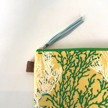 画像をギャラリービューアに読み込む, ポーチ　Mサイズ　＊珊瑚柄（イエロー）
