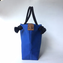 画像をギャラリービューアに読み込む, BRANCHES オリジナル　トートバッグМ　＊珊瑚刺繍入り＊ロイヤルブルー(グレー刺繍、黒紐)
