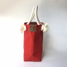 画像をギャラリービューアに読み込む, BRANCHES オリジナル　トートバッグМ　＊珊瑚刺繍入り＊スカーレット（青刺繍、白紐）
