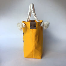 画像をギャラリービューアに読み込む, 　BRANCHES オリジナル　トートバッグМ　＊珊瑚刺繍入り＊ヤマブキ（青刺繍、白紐）
