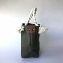画像をギャラリービューアに読み込む, BRANCHES オリジナル　トートバッグS　＊珊瑚刺繍入り＊アーミーグリーン(青刺繍、白紐）
