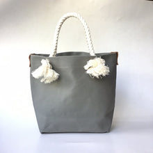 画像をギャラリービューアに読み込む, BRANCHES オリジナル　トートバッグМ　＊珊瑚刺繍入り＊グレー（青刺繍、白紐)
