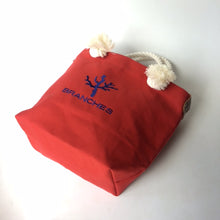 画像をギャラリービューアに読み込む, BRANCHES オリジナル　トートバッグМ　＊珊瑚刺繍入り＊スカーレット（青刺繍、白紐）
