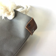 画像をギャラリービューアに読み込む, BRANCHES オリジナル　トートバッグМ　＊珊瑚刺繍入り＊グレー（青刺繍、白紐)
