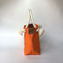 画像をギャラリービューアに読み込む, BRANCHES オリジナル　トートバッグ　＊珊瑚刺繍入り＊オレンジ(青刺繍、白紐）
