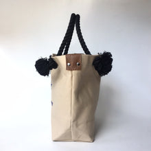 画像をギャラリービューアに読み込む, BRANCHES オリジナル　トートバッグМ　＊珊瑚刺繍入り＊アイボリー(青刺繍、黒紐)
