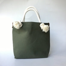 画像をギャラリービューアに読み込む, 　BRANCHES オリジナル　トートバッグМ　＊珊瑚刺繍入り＊オリーブ（青刺繍、白紐）
