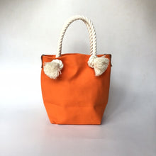 画像をギャラリービューアに読み込む, BRANCHES オリジナル　トートバッグ　＊珊瑚刺繍入り＊オレンジ(青刺繍、白紐）
