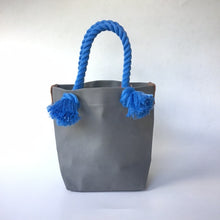 画像をギャラリービューアに読み込む, BRANCHES オリジナル　トートバッグS　＊珊瑚刺繍入り＊濃グレー（青刺繍、青紐）

