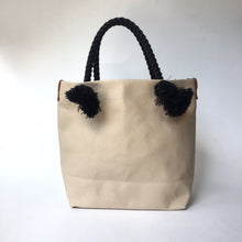 画像をギャラリービューアに読み込む, BRANCHES オリジナル　トートバッグМ　＊珊瑚刺繍入り＊アイボリー(青刺繍、黒紐)
