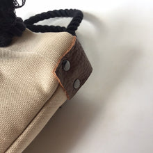 画像をギャラリービューアに読み込む, BRANCHES オリジナル　トートバッグМ　＊珊瑚刺繍入り＊アイボリー(青刺繍、黒紐)
