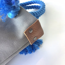 画像をギャラリービューアに読み込む, BRANCHES オリジナル　トートバッグS　＊珊瑚刺繍入り＊濃グレー（青刺繍、青紐）
