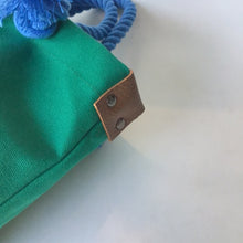 画像をギャラリービューアに読み込む, BRANCHES オリジナル　トートバッグМ　＊珊瑚刺繍入り＊グリーン（青刺繍、青紐）
