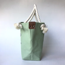 画像をギャラリービューアに読み込む, BRANCHES オリジナル　トートバッグМ　＊珊瑚刺繍入り＊スモーキーセラドン（グレー刺繍、白紐）
