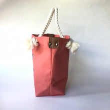 画像をギャラリービューアに読み込む, BRANCHES オリジナル　トートバッグМ　＊珊瑚刺繍入り＊カラクレナイ（グレー刺繍、白紐)
